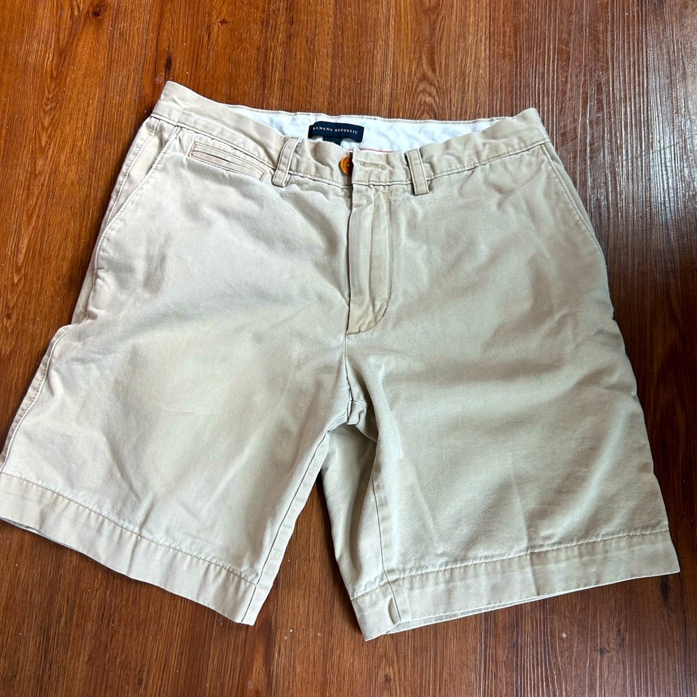 Banana Republic Shorts- men’s size 31. Good condition. Gently worn
